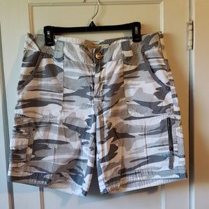 Cabela's Casuals Camo shorts Size 14